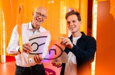 Matthias Vojta (Dresdner Sprecher des Exzellenzclusters ct.qmat der Universitäten Würzburg und Dresden) und Game-Designer Philipp Stollenmayer feiern den ersten Geburtstag des Escape Rooms »Katze Q – Ein Quanten-Adventure«.