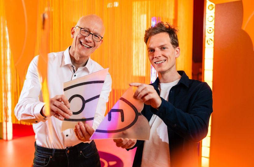 Matthias Vojta (Dresdner Sprecher des Exzellenzclusters ct.qmat der Universitäten Würzburg und Dresden) und Game-Designer Philipp Stollenmayer feiern den ersten Geburtstag des Escape Rooms »Katze Q – Ein Quanten-Adventure«.