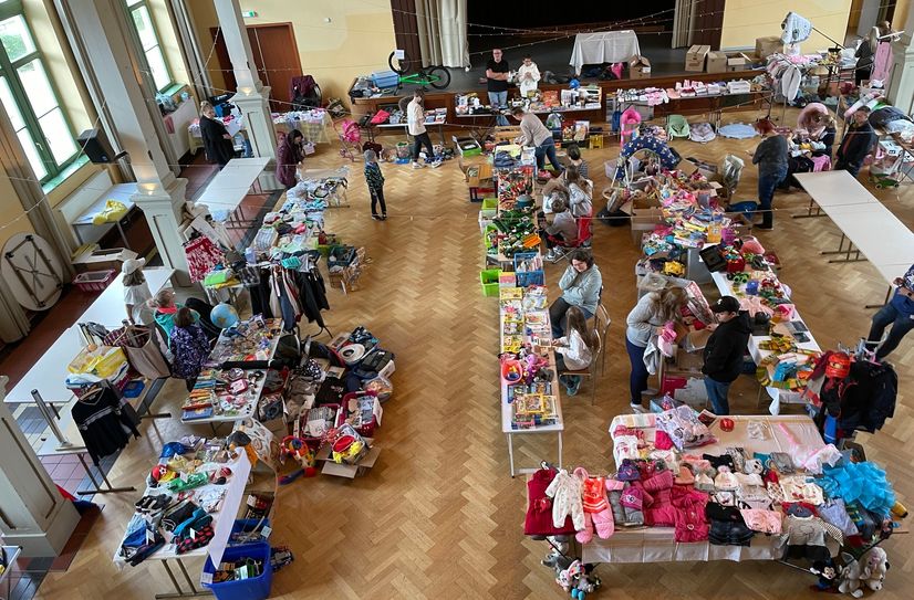 Bei schlechtem Wetter findet der Trödelmarkt im Saal des "Grünen Waldes" statt.