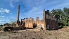 Das Foto zeigt die alte Gelsdorfhütte, die heute eine Ruine ist, aber als so genannte Landmarke erhalten werden und an die Anfänge der Glasindustrie in Weißwasser erinnern soll.