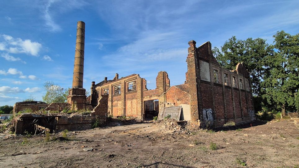 Das Foto zeigt die alte Gelsdorfhütte, die heute eine Ruine ist, aber als so genannte Landmarke erhalten werden und an die Anfänge der Glasindustrie in Weißwasser erinnern soll.