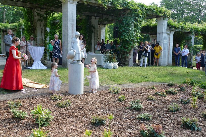 Rosenkönigin Martyna I. enthüllte gemeinsam mit
zwei kleinen Blumenmädchen die Skulptur »Mädchen
mit Wasserkrug«.