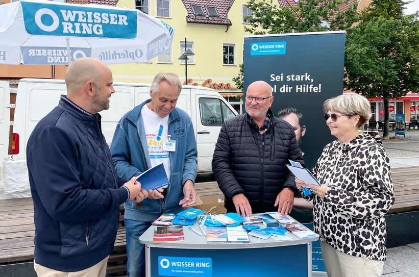 Dialog auf den Wochenmarkt mit Bürgermeister jens Richter (li.) und dem Weißen Ring.