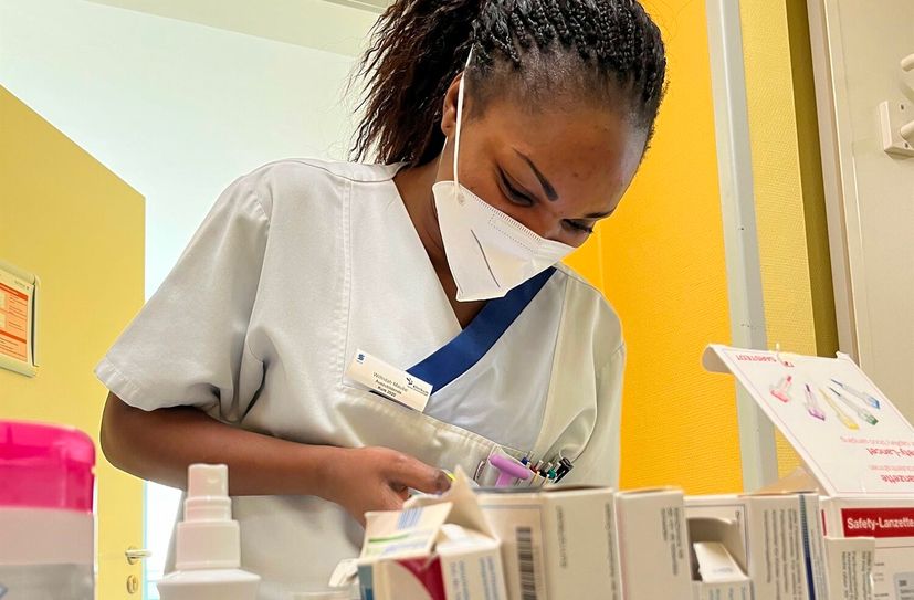 Azubi Wilfridah bereitet die BZ-Kontrolle für einen Patienten vor.