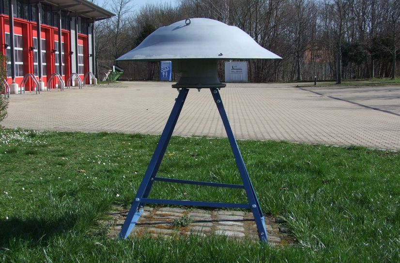 Die Sirene vor der Radeberger Feuerwehrwache. Eine solche wünscht man sich auch in Großerkmannsdorf.
