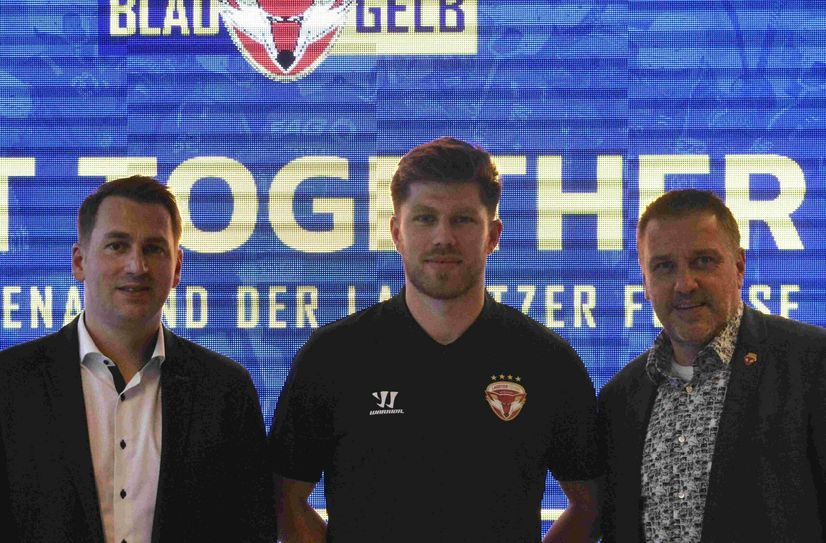 V.l.n.r.: Jens Baxmann (sportl. Berater), Tom Knobloch, Dirk Rohrbach (Geschäftsführer Lausitzer Füchse).