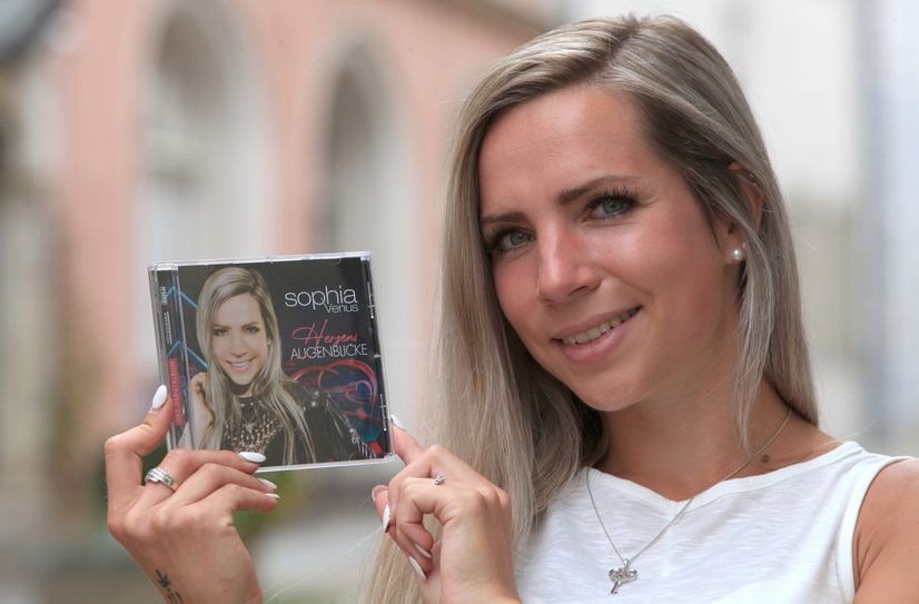 Pirnas Schlagersternchen Sophia Venus präsentiert stolz ihr erstes Album.