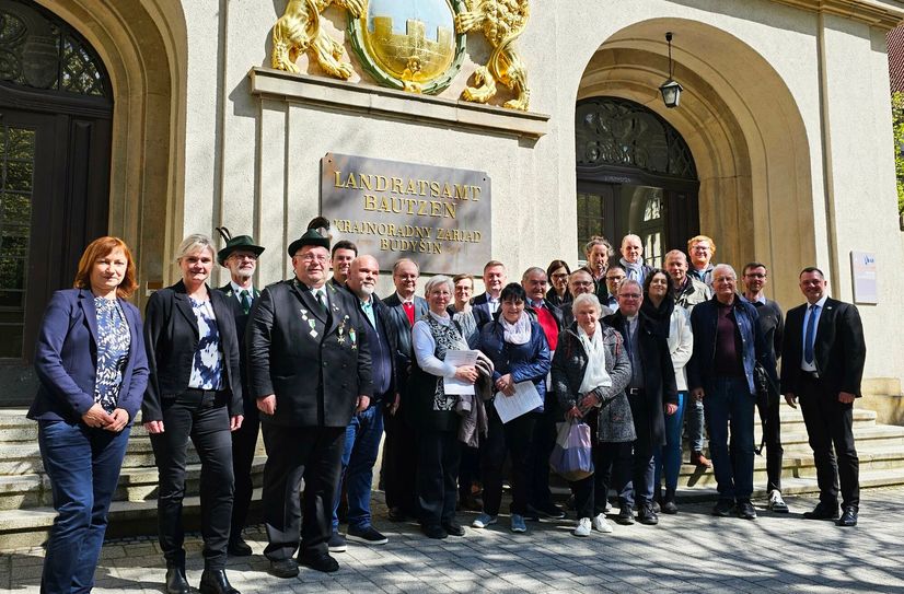 Vertreter aus 16 Vereinen, Firmen, Kirchgemeinden und Kommunen konnten einen Fördermittelbescheid von Landrat Udo Witschas (r.) entgegennehmen.