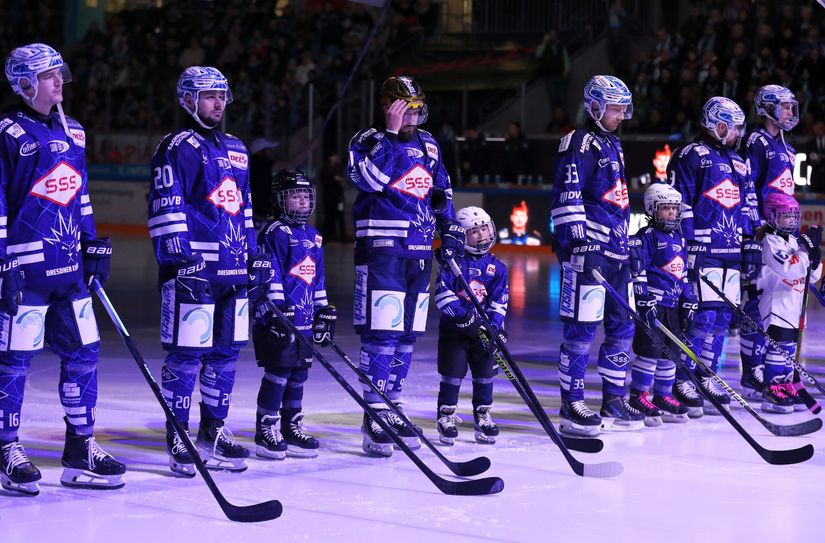 Die Dresdner Eislöwen freuen sich auf zahlreiche Fans, die sie anfeuern.