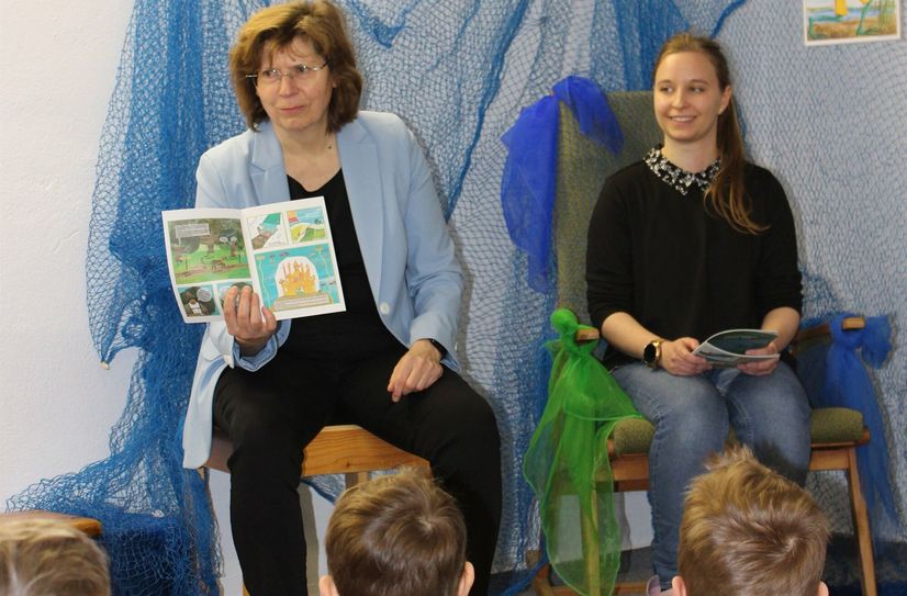 Heike Zettwitz, Beigeordnete und Dezernentin für Verkehr, Bauordnung, Umwelt und Verbraucherschutz (Landkreis Dahme-Spreewald), liest den Kindern in der Kita Spatzennest in Neu Zauche aus dem Comic der Naturwelt Lieberoser Heide vor.
