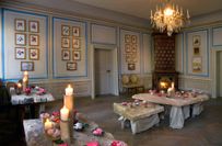Festlich arrangierte Kamelienblüten im Herrenzimmer des Schlosses.