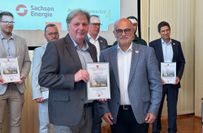 WochenKurier-Verlagsleiter Torsten Berge (vorn links) empfängt von Oberbürgermeister Roland Dantz (vorn rechts) die Urkunde als Premiumsponsor des Festjahres "800 Jahre Kamenz".