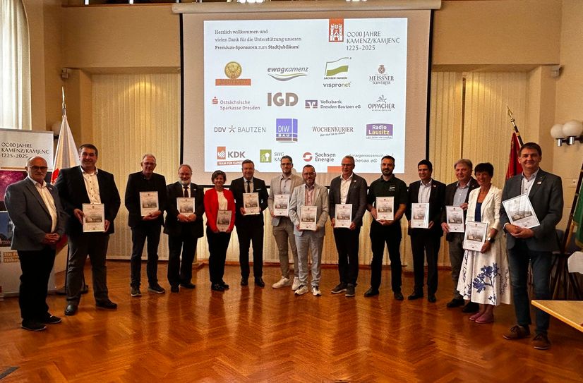 Genau 200 Tage vor Beginn des großen Jubiläumsjahres übergab der Kamenzer Oberbürgermeister Roland Dantz (l.) allen Premiumsponsoren, darunter auch dem WochenKurier, eine Urkunde im Ratsaal.