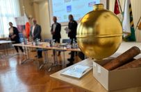 Im Zuge der aktuellen Arbeiten am Kamenzer Rathaus wurde die Turmkugel des Gebäudes abgenommen. Sie wird anlässlich des Jubiläums mit einer Kartusche bestückt, die ein persönliches Schreiben des Oberbürgermeisters enthalten wird.