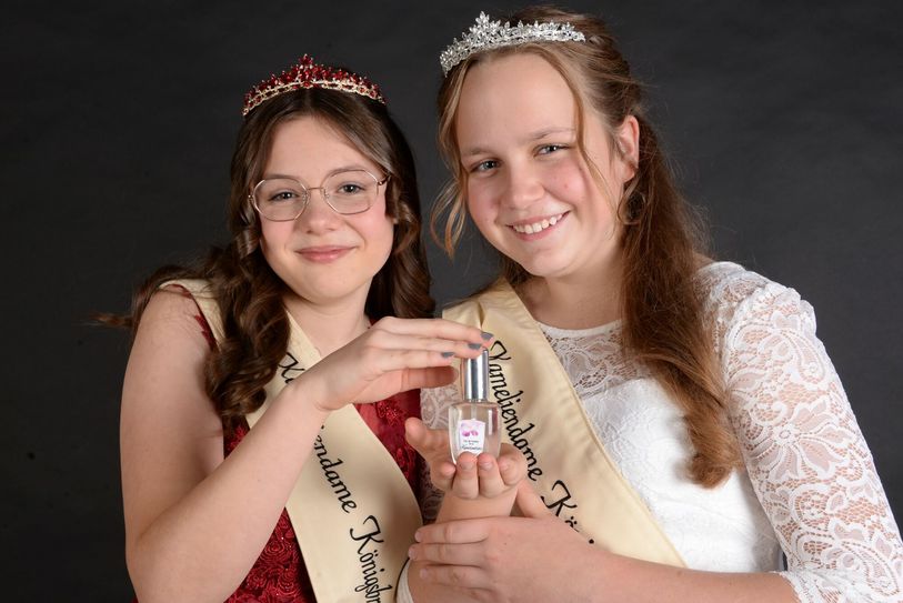 Die Kameliendamen Lara (r.) und Lotta (l.) mit dem Kamelienparfum.  Foto: pm