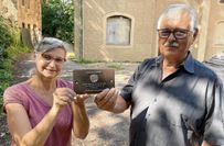 Ina Heß von der Bürgerstiftung Meißen und Ortskurator Dr. Reinhard Plüschke präsentieren die Bronzetafel, die künftig an der Jahnhalle von der wertvollen Zusammenarbeit und der großen finanziellen Unterstützung der Deutschen Stiftung Denkmalschutz zeugt.
