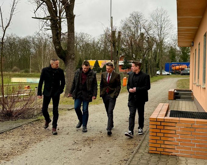 Torsten Schreiber (Präsident 1. SV Lok Calau e.V.), André Bareinz (SPD Calau), Rolf Mützenich (Vorsitzender der SPD-Bundestagsfraktion) und Hannes Walter (Bundestagsabgeordneter) beim Besuch des Lok-Sportplatzes (v.l.n.r.).