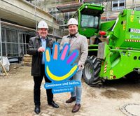 Bernd Mones, Diözesancaritasdirektor des Caritasverbandes der Diözese Görlitz e. V. & Stephan Masch, Repräsentant der Deutschen Fernsehlotterie bei der symbolischen Übergabe der Fördersumme auf der Baustelle des Cottbusser St. Johannes-Haus