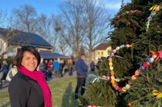 Katrin Sontag auf einem Plausch in Reichenberg, wo dieses Jahr zum ersten Mal eine Osterkrone aufgestellt wurde.