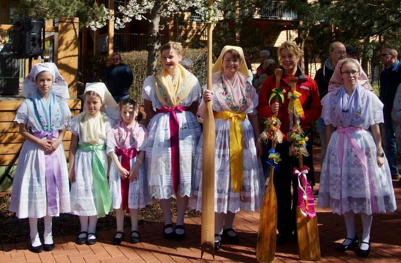 Rudel- und Paddelübergabe auf der Schlossinsel in Lübben mit Frauen und Mädchen in Tracht.