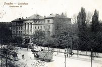 Ansicht des Carolahauses, ca. 1909. Der unbelaubte Baum hinter der Pyramidenpappel ist die heute noch sichtbare Eiche. Foto: A. Hartmann, aus der Sammlung S. Treppnau