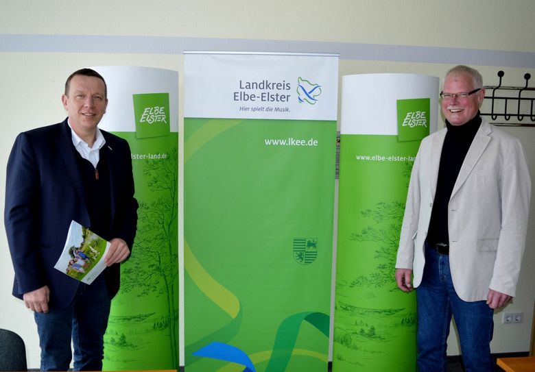 Landrat Christian Heinrich-Jaschinski und Doberlug-Kirchhains Bürgermeister Bodo Broszinski nach ihren Beratungen in der Kreisverwaltung. Foto: pm