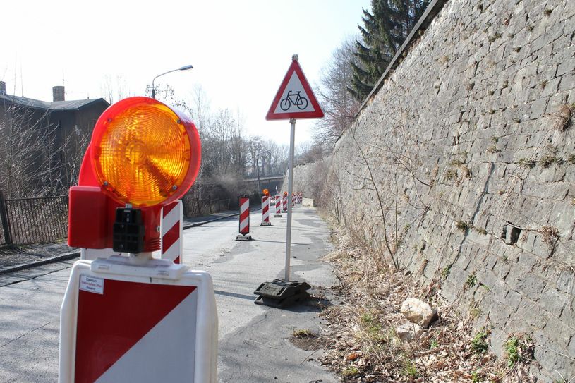 Die Bergstraße musste aufgrund des schlechten Zustands der Stützmauer seit Jahren halbseitig gesperrt und mit Leitelementen gesichert werden. Foto: Keil