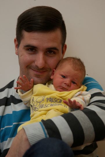 Papa Jonny Hohmuth (26) mit seinem Sohn Juel Jonny. Foto: D. Förster