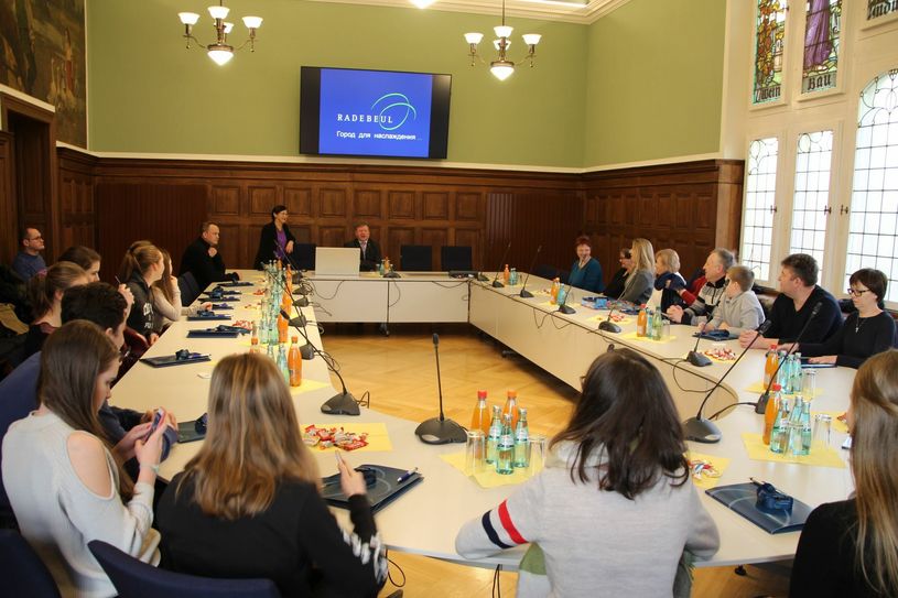 Oberbürgermeister Bert Wendsche empfing die Schüler(innen) aus St. Petersburg. Foto: Schramm