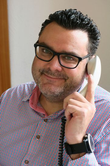 Marco Fischer, Mitarbeiter des Projekt-Teams Pflegemesse beim WochenKurier. Er kümmert sich vor allem um die Akquise von Ausstellern. Foto: jho