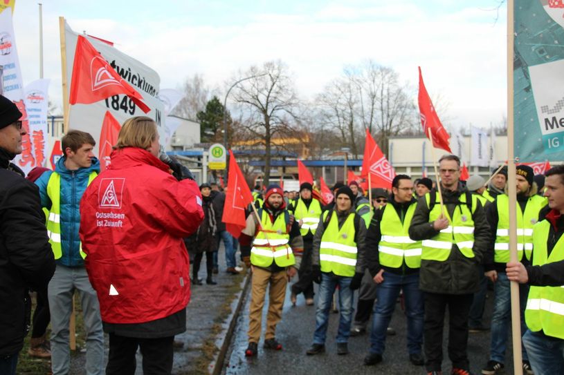 Jan Otto (rote Jacke) sprach noch kurz zu den Beschäftigten von Bombardier und allen anderen Teilnehmern der Demo, bevor sich der Demonstrationszug gegen 13 Uhr vom Bombardierwerk aus auf den Weg machte. Foto: Keil