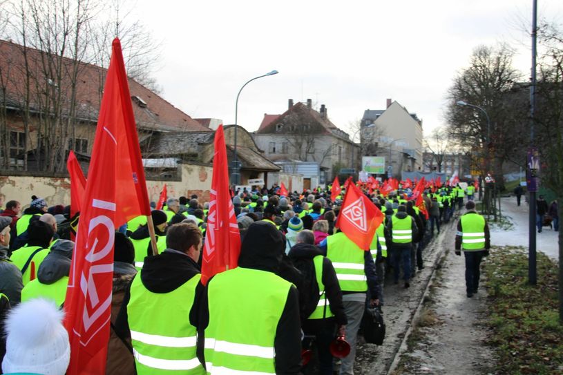 Der Demonstrationszug auf dem Weg zum Brautwiesenplatz. Foto: Keil