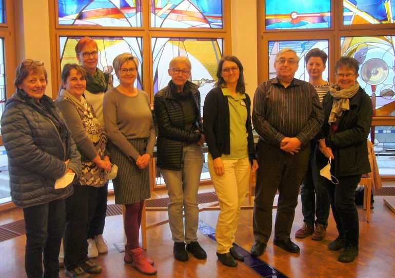 Gruppenfoto in der Emmaus-Kapelle nach der monatlich stattfindenden Dienstberatung. Das Team der Hospizhelferinnen und -helfer sucht aktuell noch Verstärkung. Foto: Diakonissenanstalt Emmaus