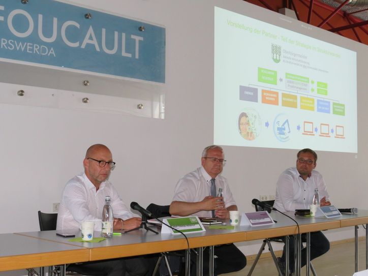 VBH-Geschäftsführer Wolf-Thomas Hendrich, OB Torsten Ruban-Zeh und Programmmanager Thomas Welsch (v.l.) stellten im Foucault-Gymnasium das Forschungsprojekt vor. Foto: Silke Richter