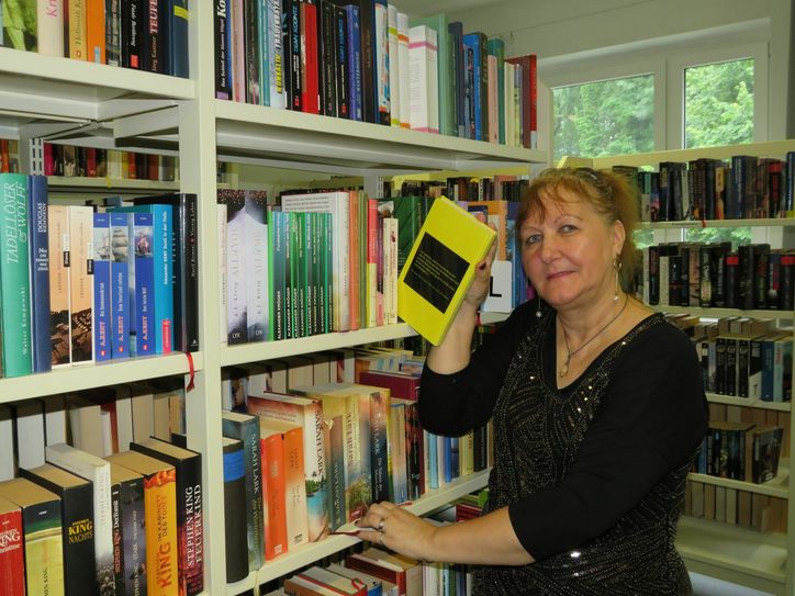 Ilona Wölfle-Zeuschner liebt Bücher und führt die Bibliothek in Bernsdorf mit Leidenschaft. Foto: Silke Richter