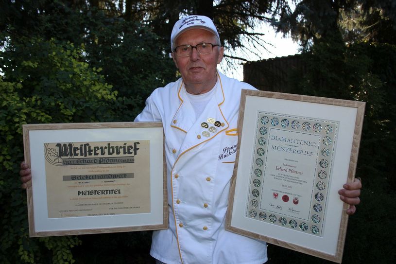 Zwischen beiden Urkunden liegen genau 60 Jahre. Erhard Pförtner kann sich aber noch ganz genau an die Zeit seiner Meisterschule (1961) erinnern. Foto: wit