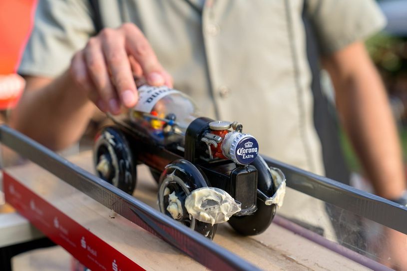 Das Siegerteam 2020 – "Waterloo Wild Pandemic Wastecats aka “I can get no disinfection” Racing Team feat. Ivan the Virus" - eine Flasche Corona mit Besatzung. Foto: PR / Michael Schmidt