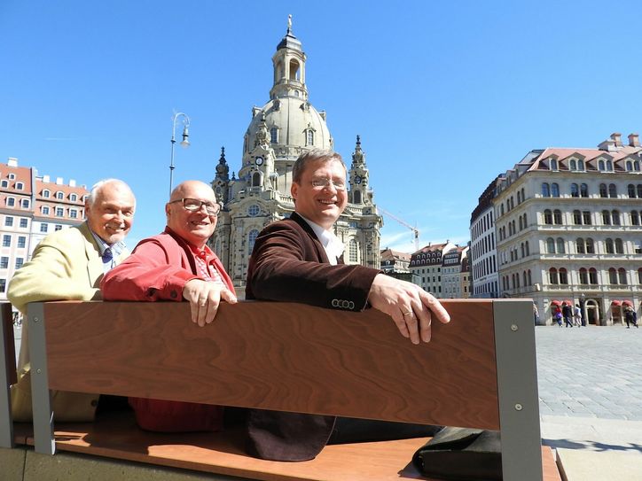 Torsten Kulke, Vorsitzender der Gesellschaft Historischer Neumarkt Dresden (vorn re.), sowie die Vorstandsmitglieder Helfried Berndt und Jürgen Borisch (v.l.) auf einer Bank am neuen »Grünen Band«, für die Torsten Kulke anlässlich seines 50. Geburtstages um Geldspenden statt Blumen gebeten hatte. Foto: Pönisch