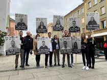 Der Bezirksjugendausschuss (BJA) der Industriegewerkschaft Bergbau, Chemie, Energie (IG BCE) Cottbus machte mit eigens gestalteten Plakaten auf die Bedeutung der Bundestagswahl für die Lausitz im Strukturwandel aufmerksam. Foto: Simons