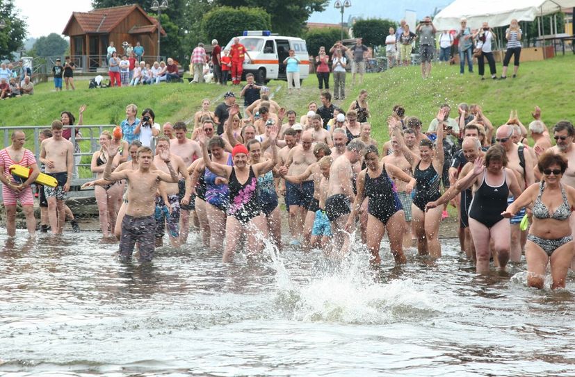 Badelustige beim Start des DLRG-Elbeschwimmens in Kurort Rathen.