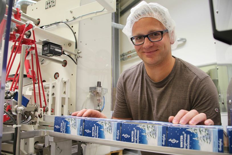 Maschinenführer Martin Köhler (32) an der neuen Filterbeutelmaschine. Hier läuft gerade eine neue Teesorte vom Band. Foto: Schramm