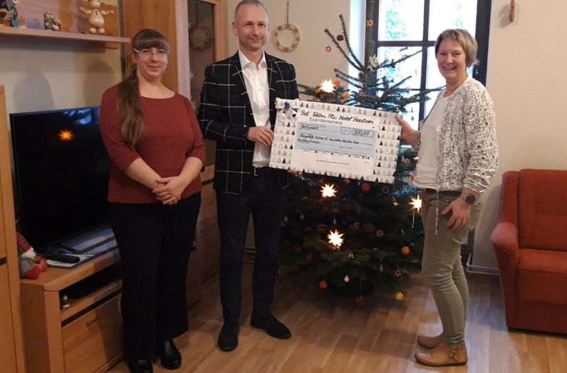 Sandro Reichel,(mitte) und Isabell Weidlich(links) vom Best Western Plus Hotel Bautzen, übergeben einen Scheck von300 Euro an Antje Brettschneider, Leiterin der örtlichen Kinder- und Jugendgruppe der Bürgerhilfe Sachsen e.V. Foto: Best Western Plus Hotel
