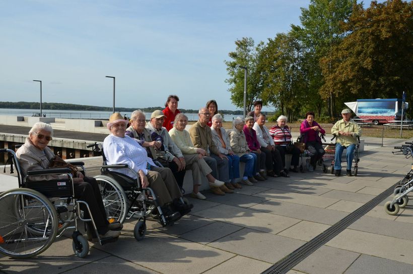 Die Gäste der Tagespflege in Kroppen genießen die Sonnenstrahlen am Senftenberger Hafen. Foto: DRK-KV Lausitz/Dunja Petermann
