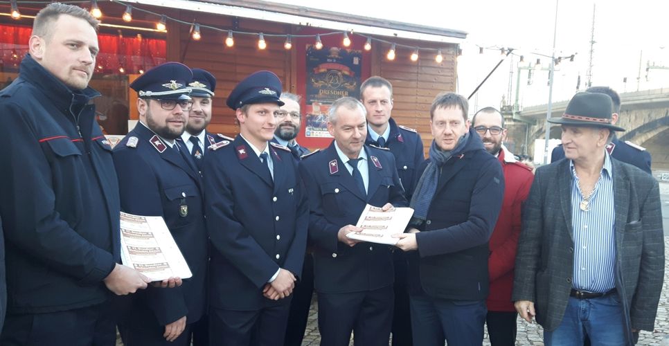 Zur Übergabe der Freikarten an die Feuerwehrmänner kam sogar Sachsens Ministerpräsident Michael Kretschmer. Foto: Pönisch