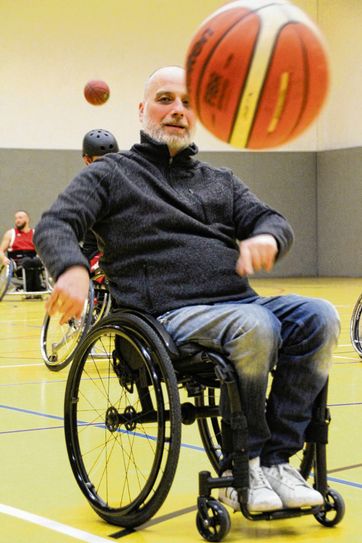 Seit einem Autounfall ist Jens Neumann unverschuldet im Rollstuhl. Dennoch ist der einstige Handballer dem Sport treu geblieben. Heute ist der Ball nur etwas größer: Als Spielertrainer betreut er die Rollstuhl-Basketballer Red Rollers Cottbus in der Regionalliga.  Foto: jho