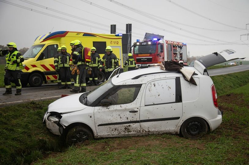Der Skoda Roomster überschlug sich und kam auf einem Feld zum Stehen.