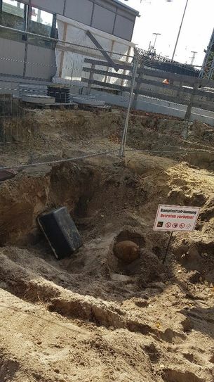 Das Foto zeigt die 500-Kilogramm-Weltkriegsbombe, die am Dienstag bei Sondierungsarbeiten am Bahnhof in Ruhland entdeckt wurde. Foto: Amt Ruhland
