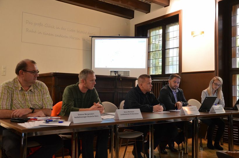 Informierten über den aktuellen Stand in Sachen Evakuierung (v.r.): Christian Konzack (stellvertretender Amtsdirektor Amt Ruhland), Enrico Schnick (Kampfmittelbeseitigungsdienst), Sören Miertzsch (Landesbetrieb Straßenwesen Brandenburg) und Dietmar Morgenstern (DB AG). Foto: Amt Ruhland