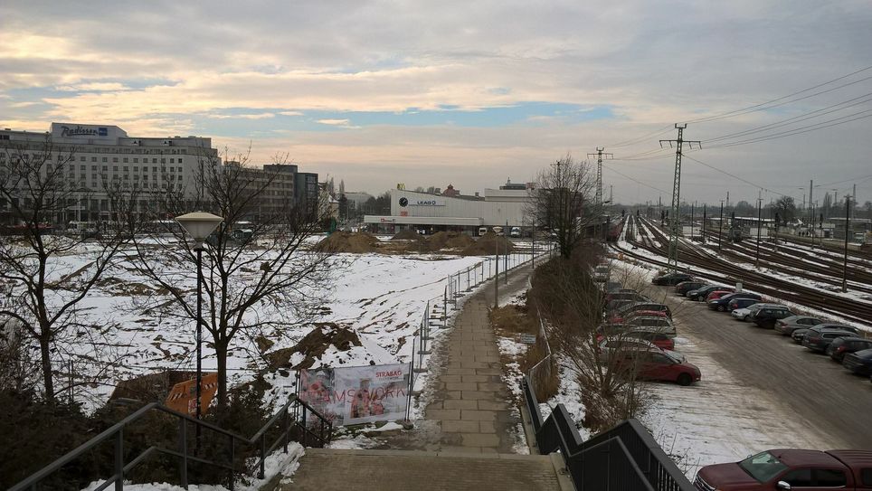 Dieser direkte Verbindungsweg zwischen Bahnhofsbrücke und Hauptgebäude / Gleis 1 des Hauptbahnhofes ist ab Montag gesperrt. Foto: Stadtverwaltung