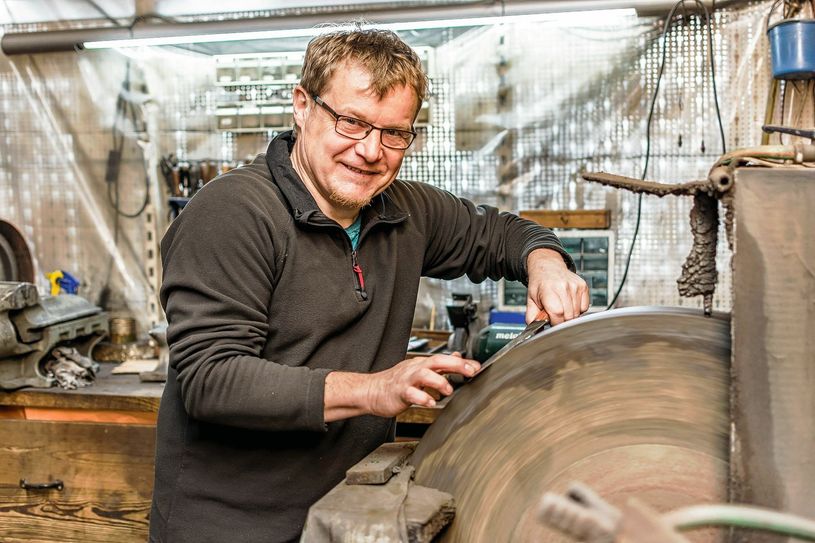 Vom Pirnaer Stollenmesser bis zum Lieblingsmesser für Hobbyköche – bei Mike Zenker bekommen Kunden genau das Messer, das sie brauchen. Foto: HWK